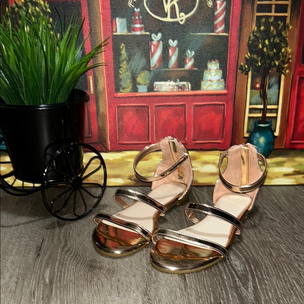 🦋Gold Metallic Sandals with Intricate Straps 5/25$